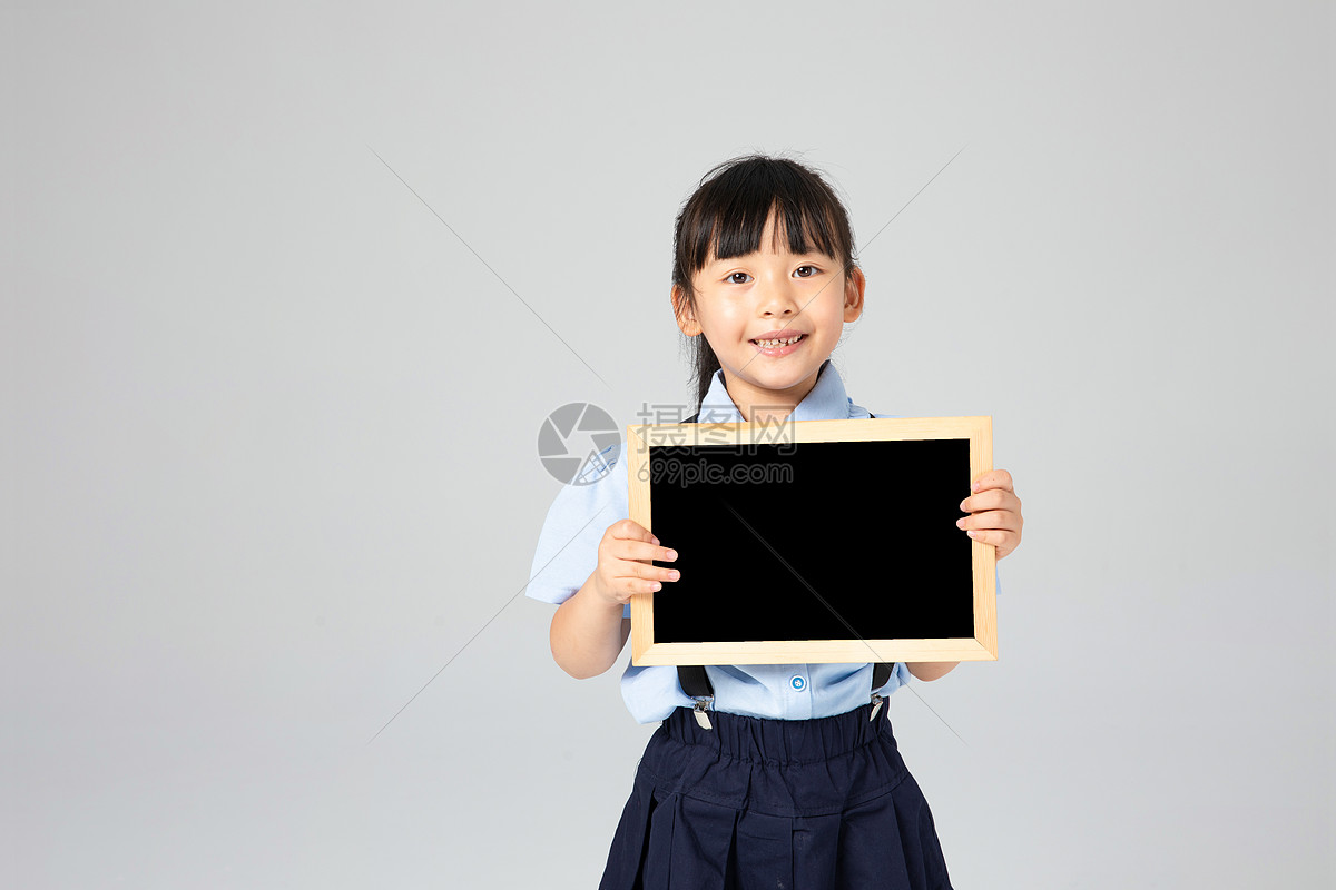 手拿黑板的小女孩