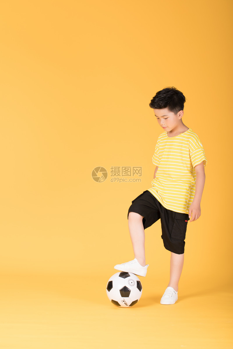 踢足球玩球的儿童男生男孩