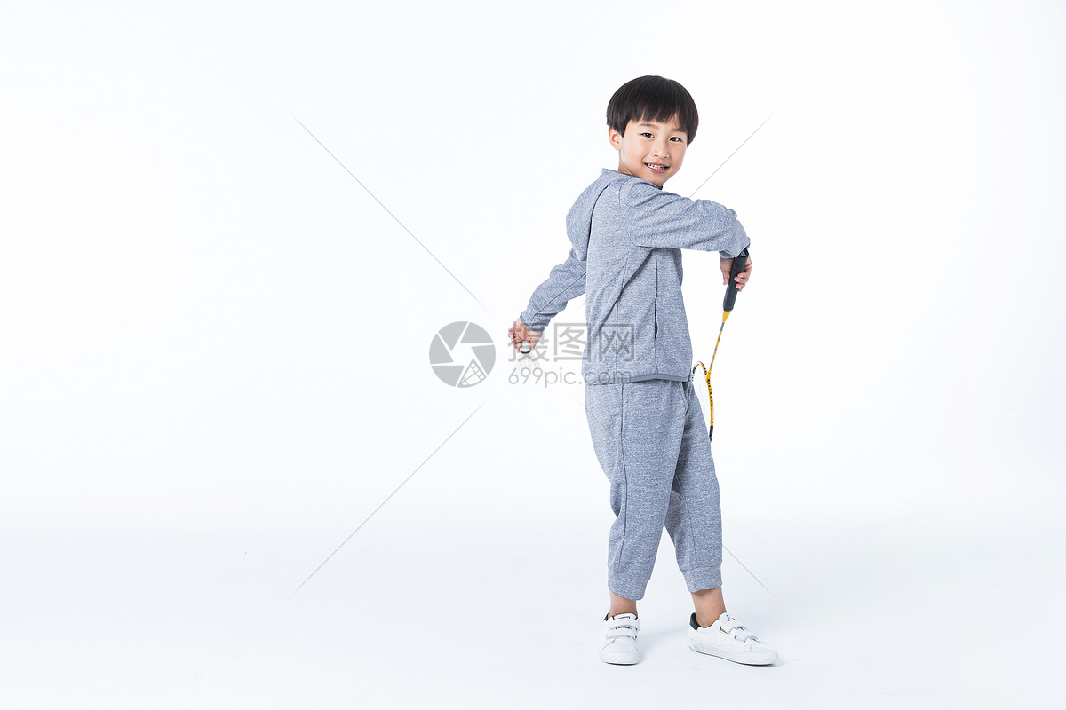 体育男孩打羽毛球