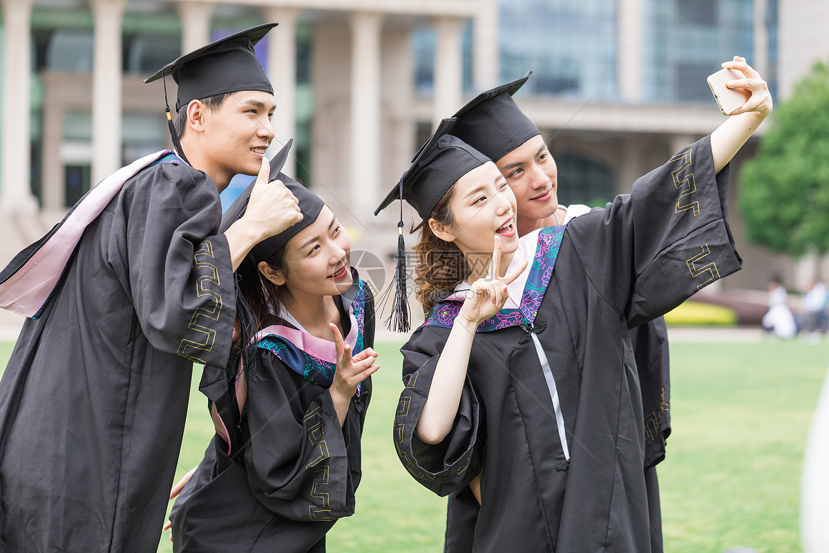 毕业季穿学士服一起合影自拍的大学生