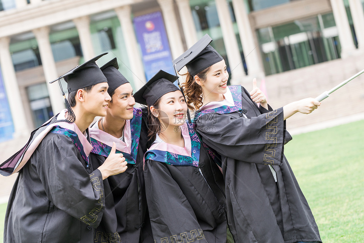 毕业季穿学士服一起合影自拍的大学生