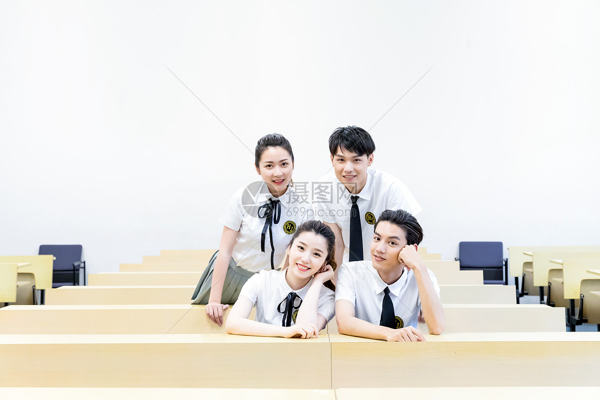 同学毕业季坐在教室里一起拍照合影