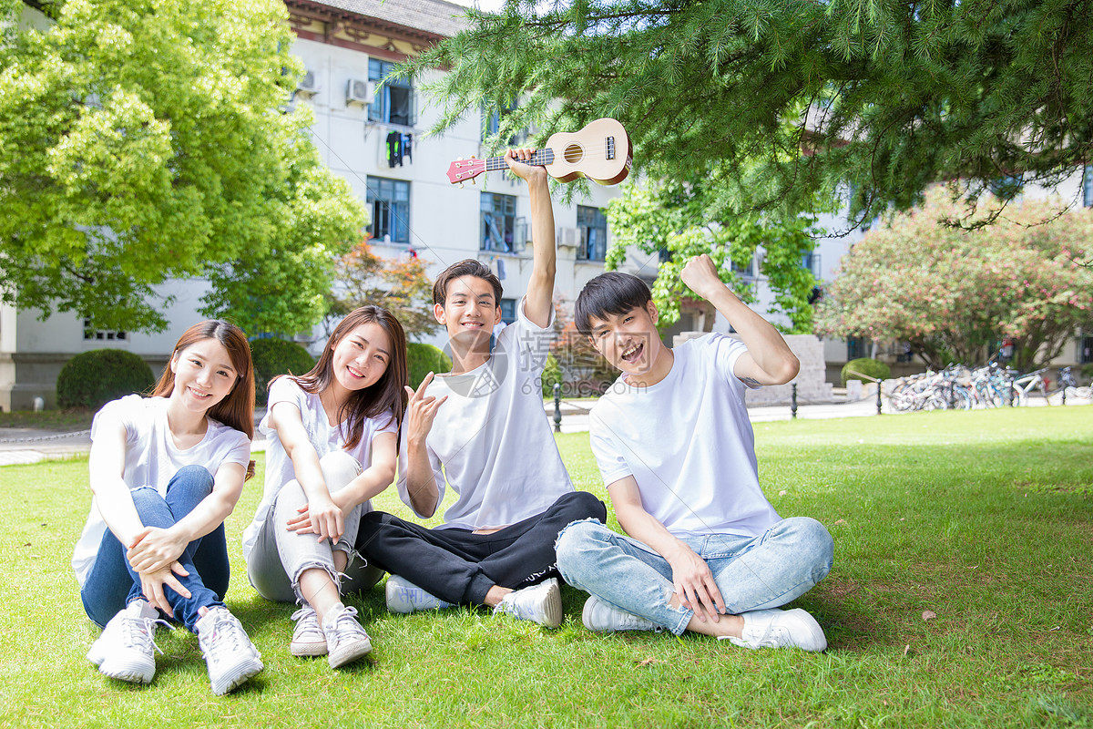 校园生活学生弹尤克里里
