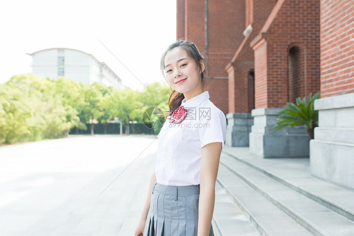 照片 教育文化 大学校园里微笑的女生.