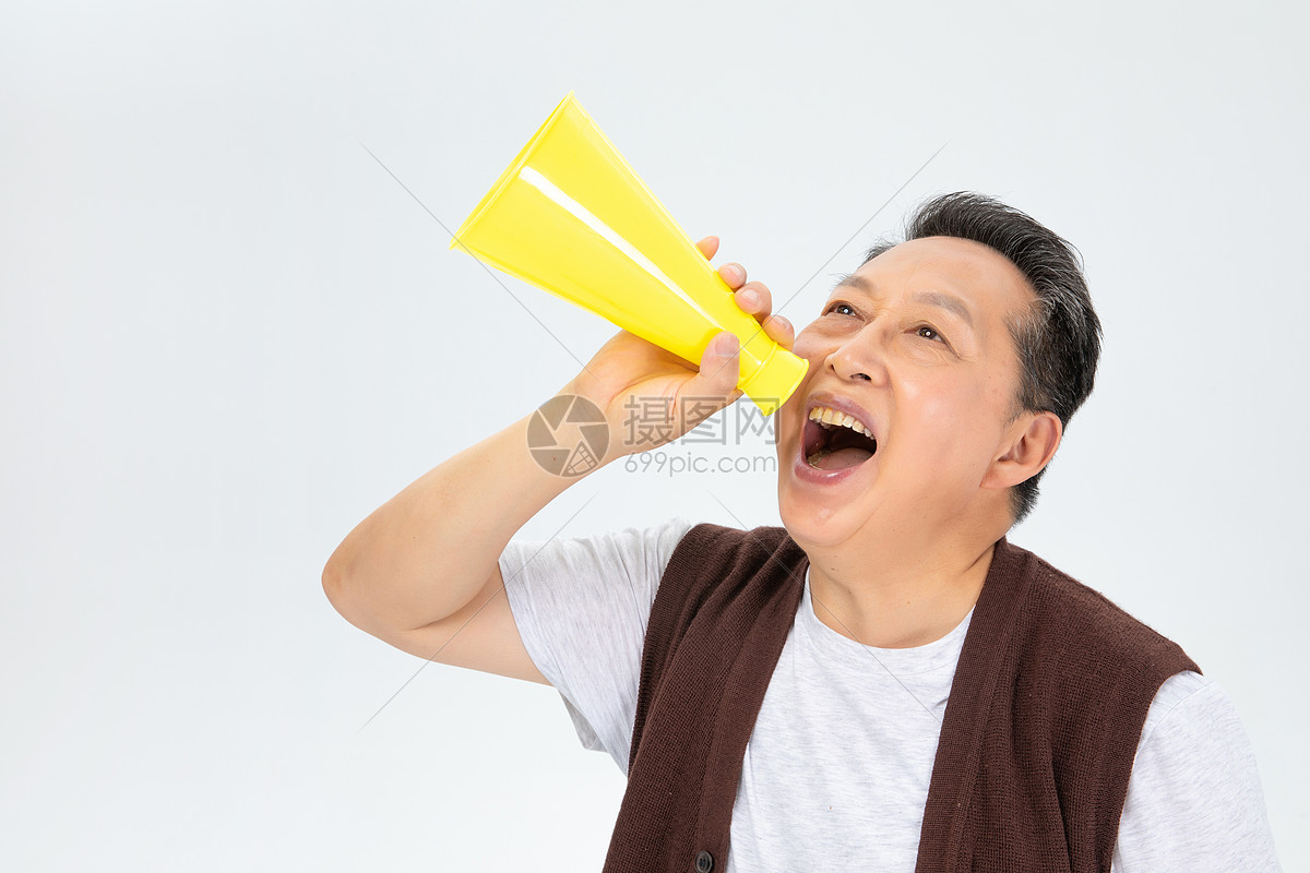 呐喊的老年人