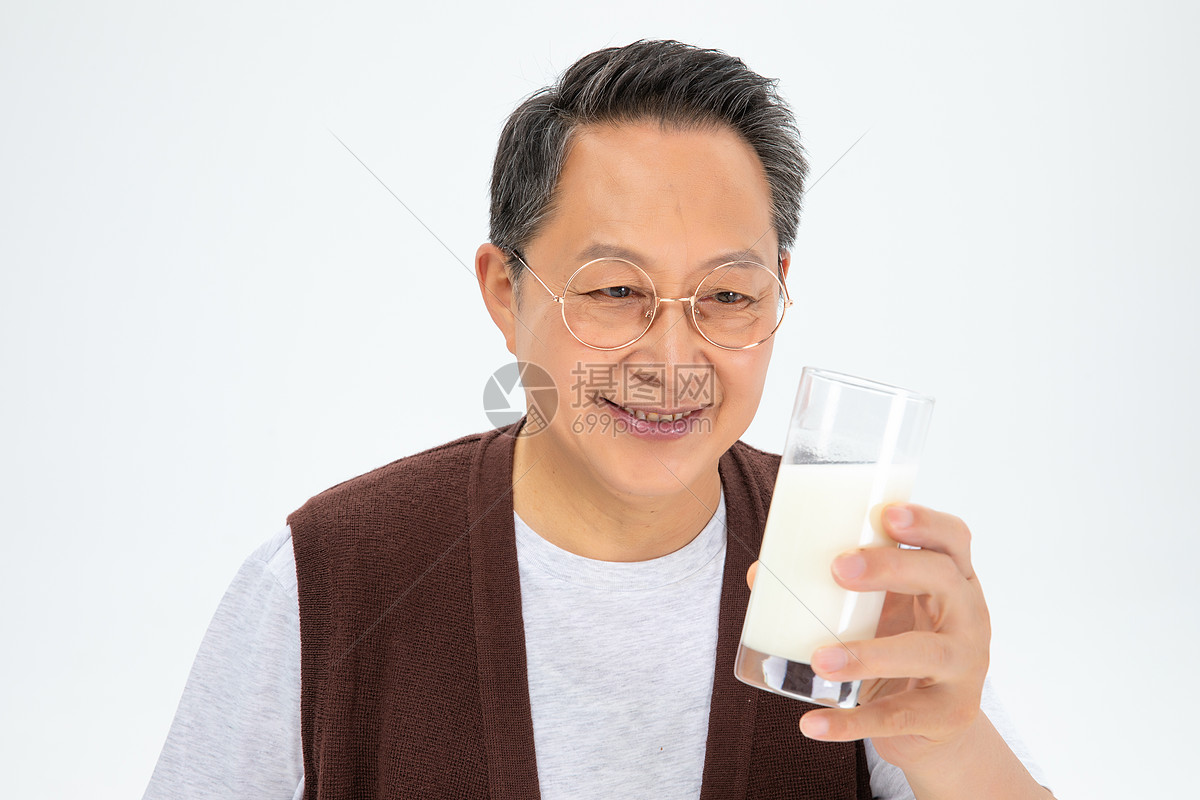 老年人喝牛奶