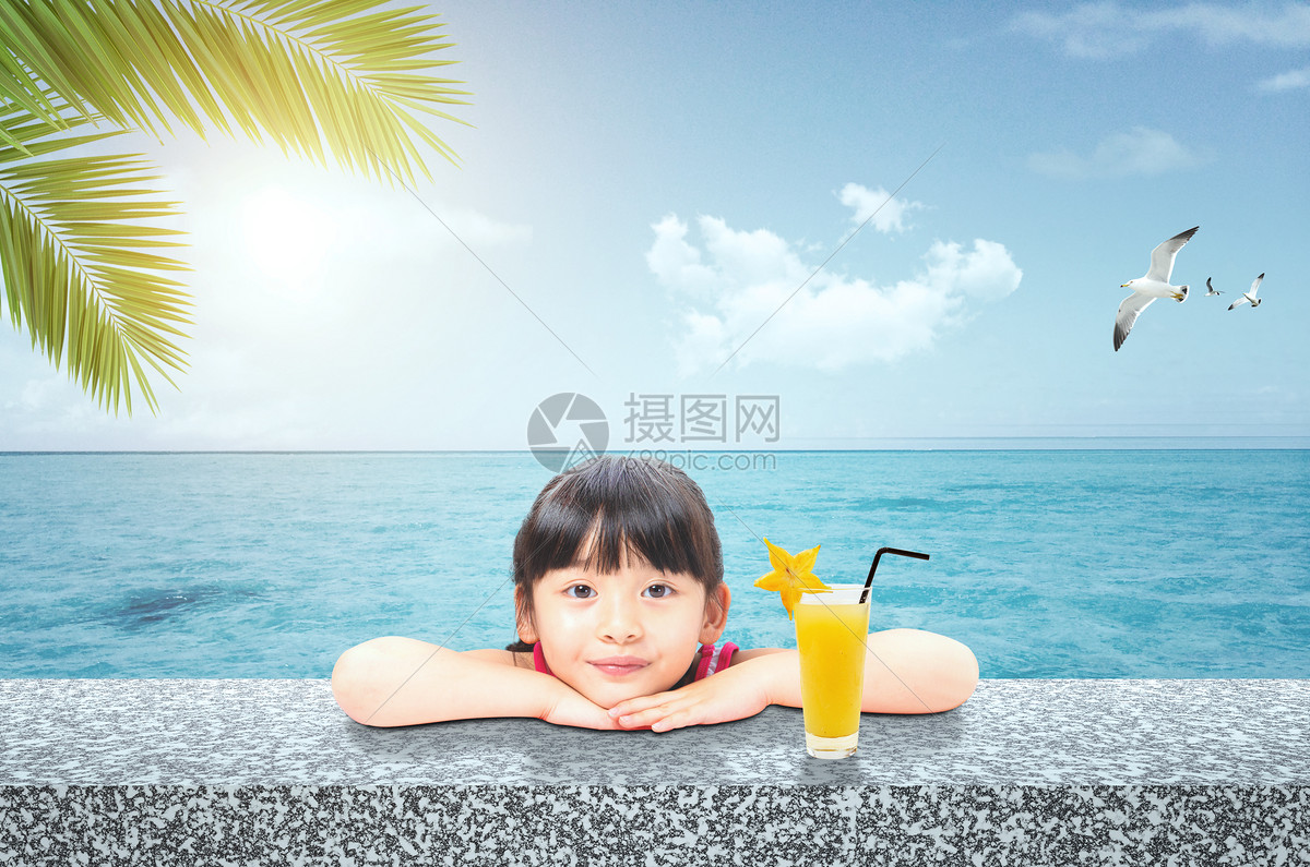 夏天海边游泳的小女孩