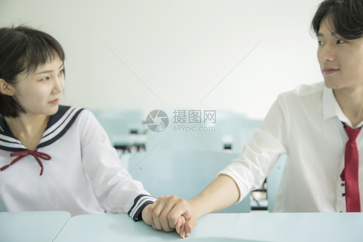教室里恋爱的大学生