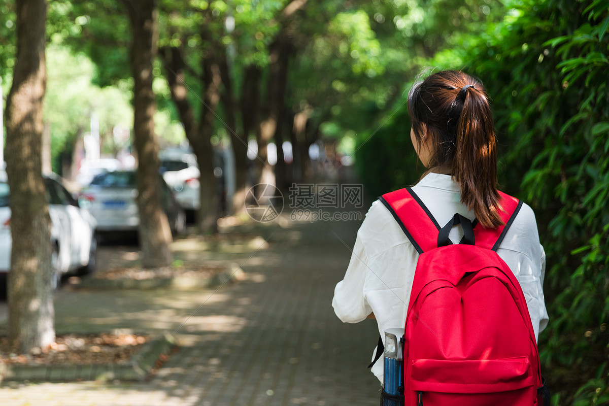 大学生背着书包背影