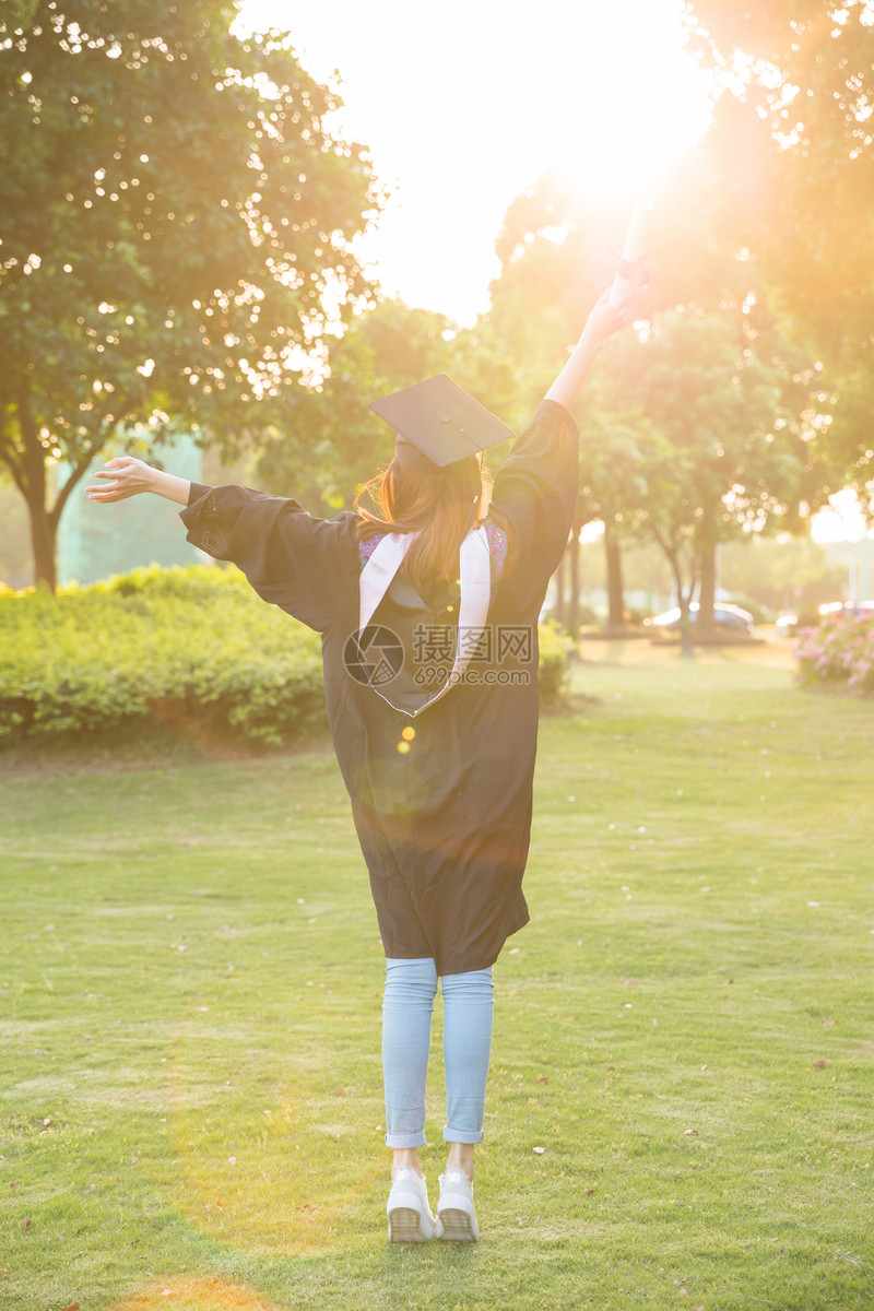 毕业季青春大学生背影