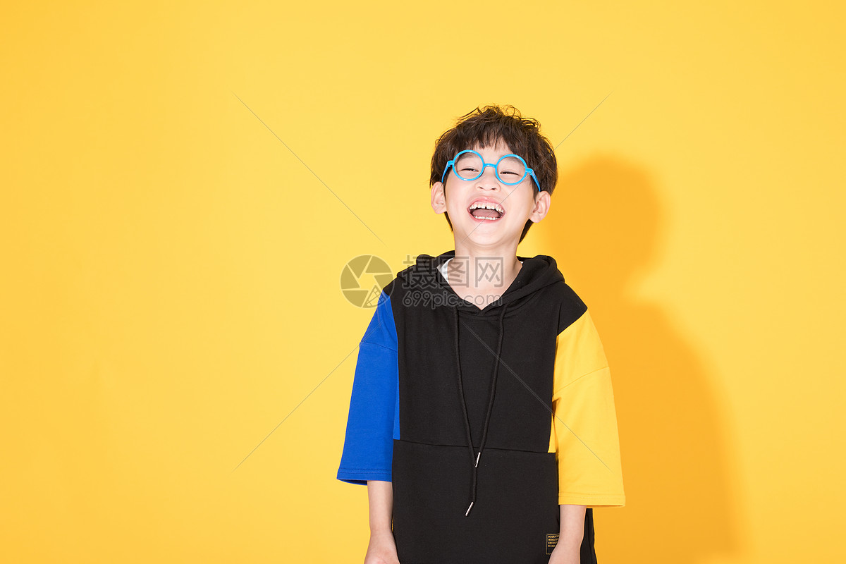 戴眼镜的儿童小男孩童年活泼