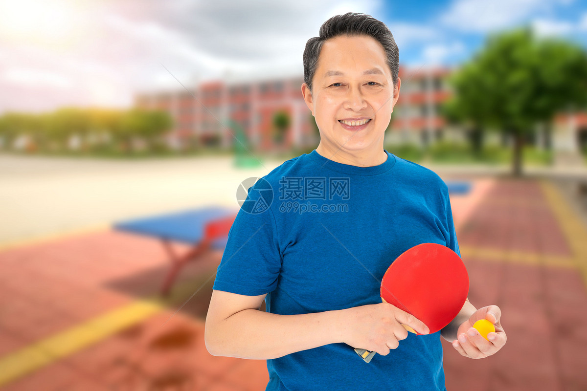 老年人打乒乓球