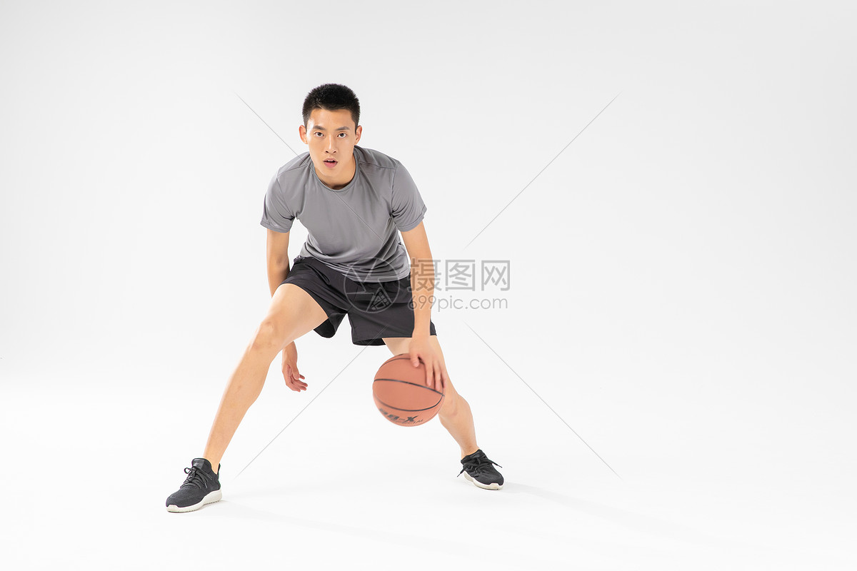 篮球运动员运球动作