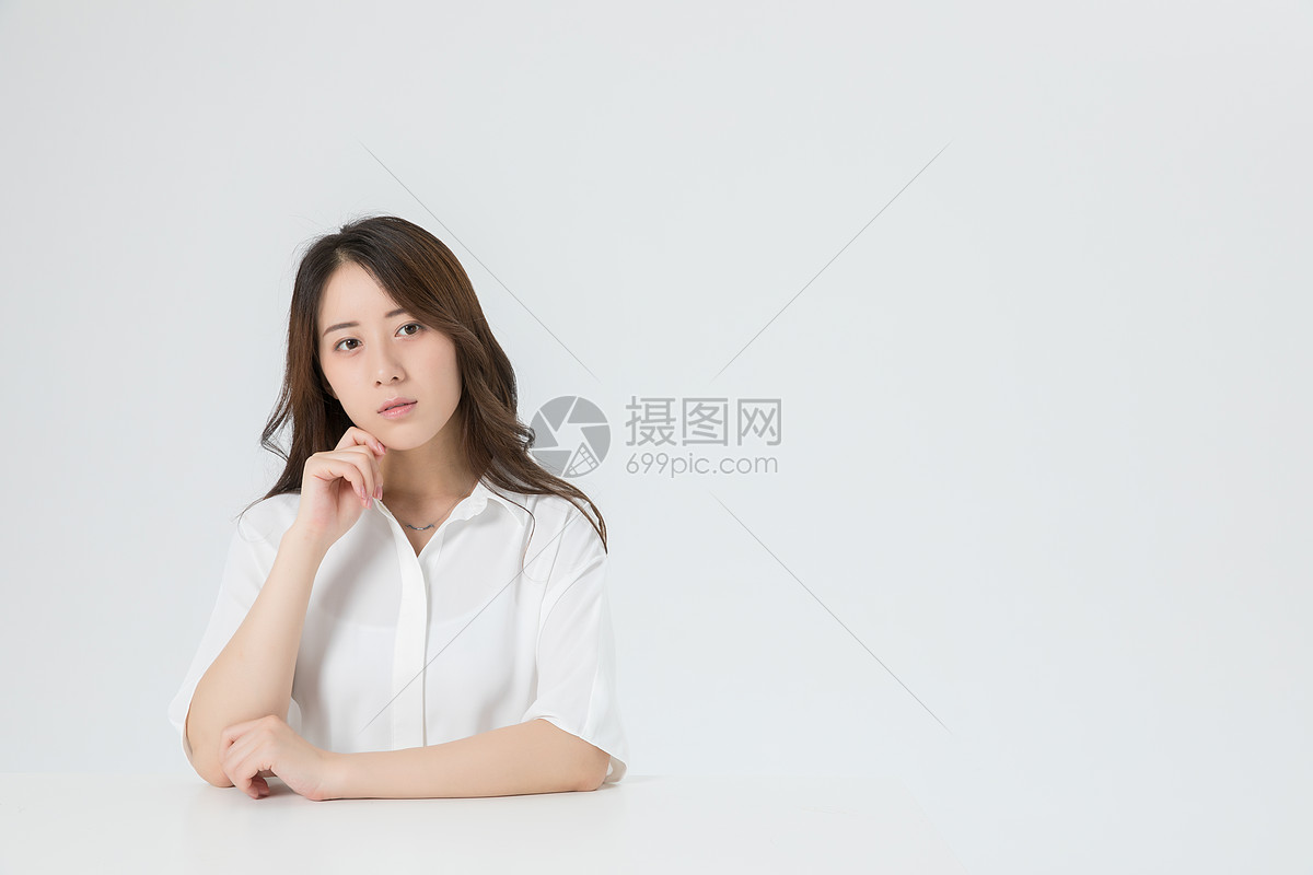 商务女性思考