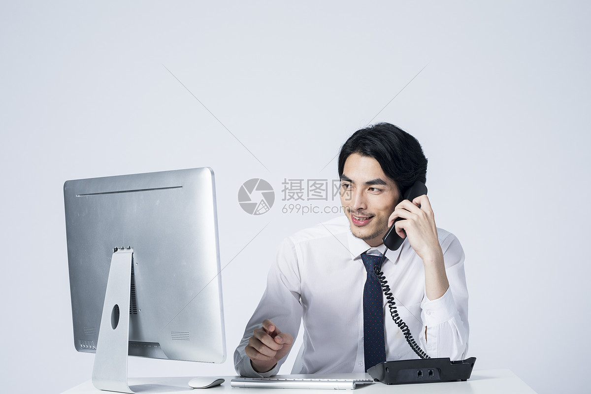 商务男士电话交谈
