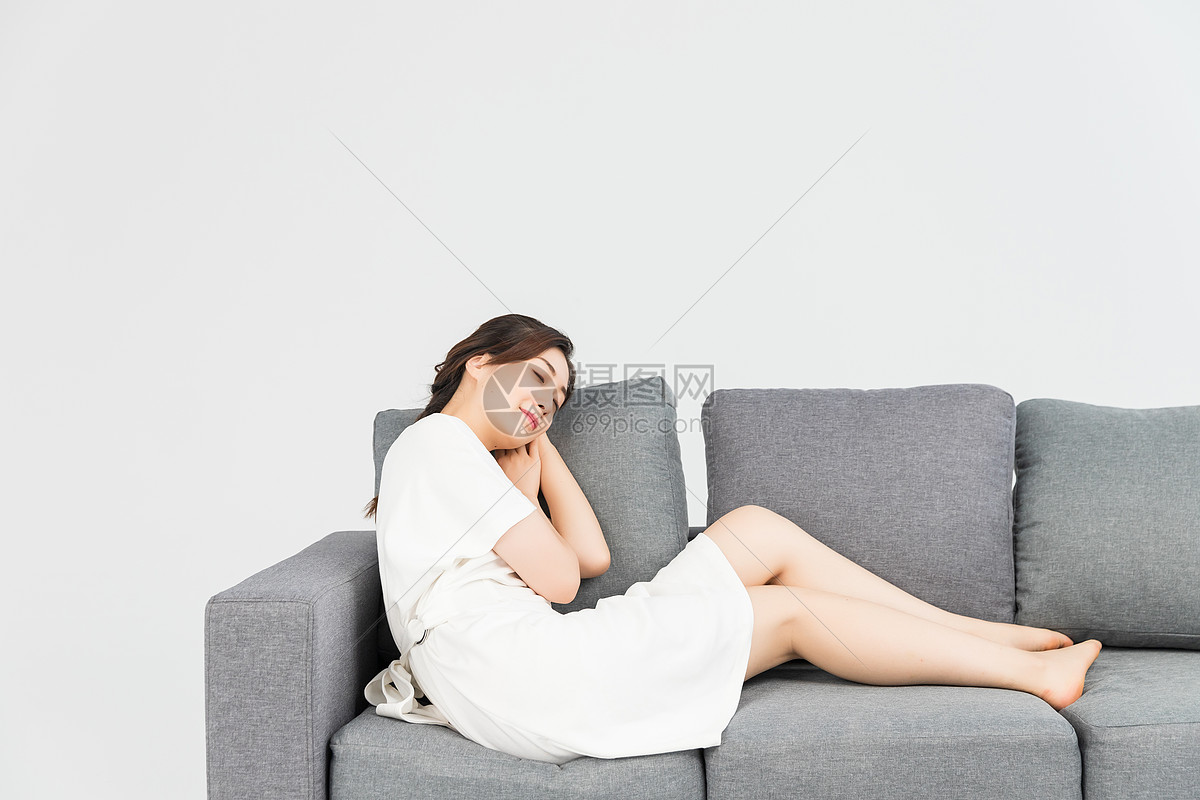年轻女性在沙发上休息图片