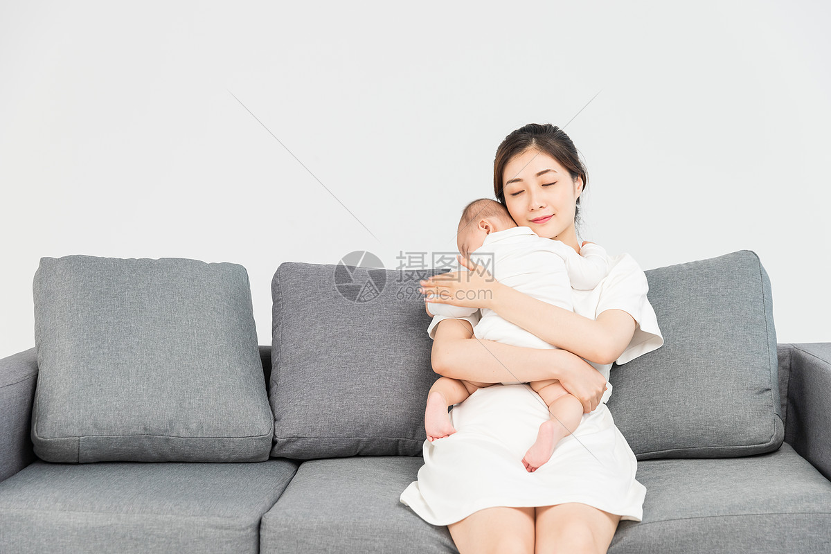母婴沙发上妈妈抱着宝宝睡觉