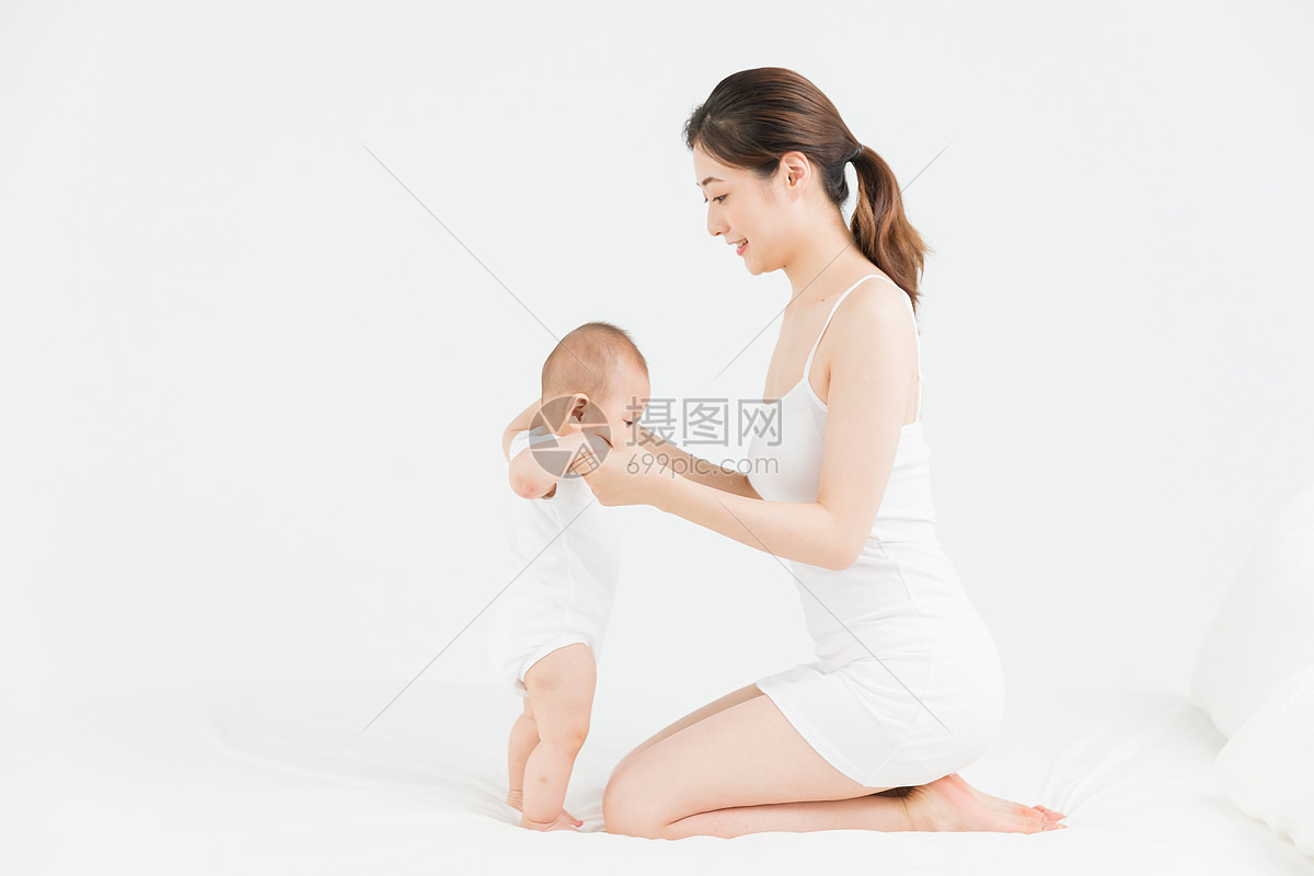 母婴床上妈妈教宝宝站立