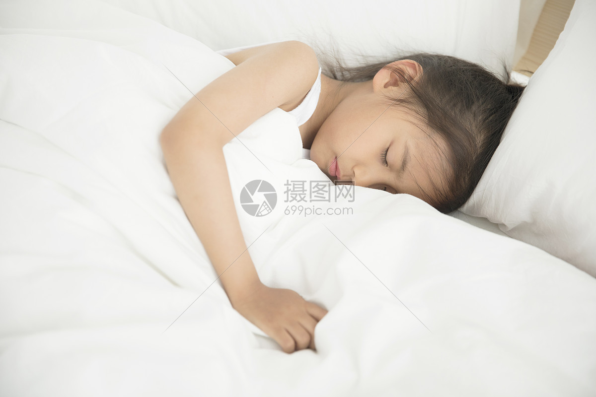 照片 人物情感 女孩在床上睡觉.