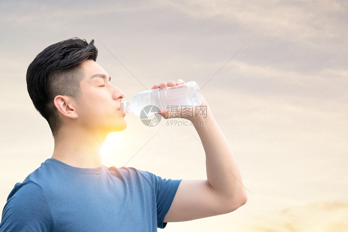 喝水的男性