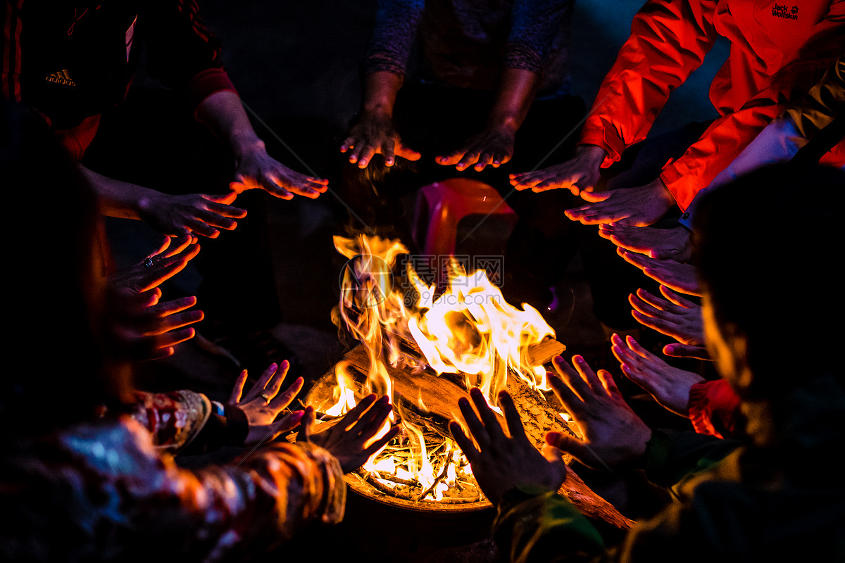 夜间坐在篝火旁的一群人-千叶网