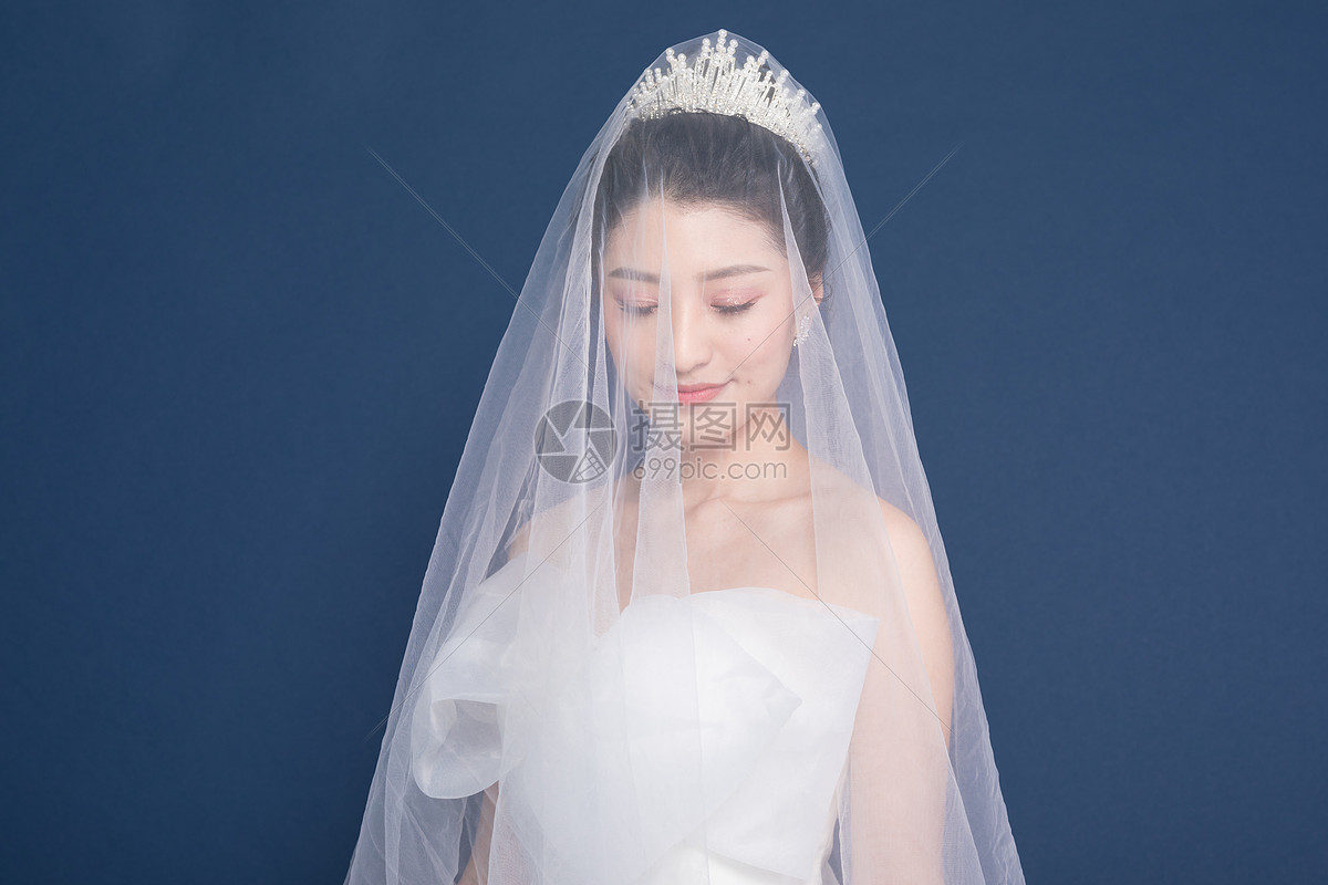 头戴头纱穿婚纱的新娘