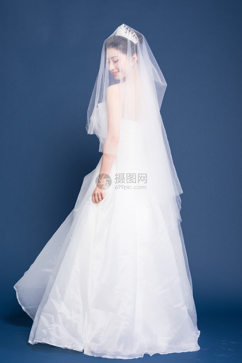 照片 人物情感 头戴头纱穿婚纱的新娘.jpg