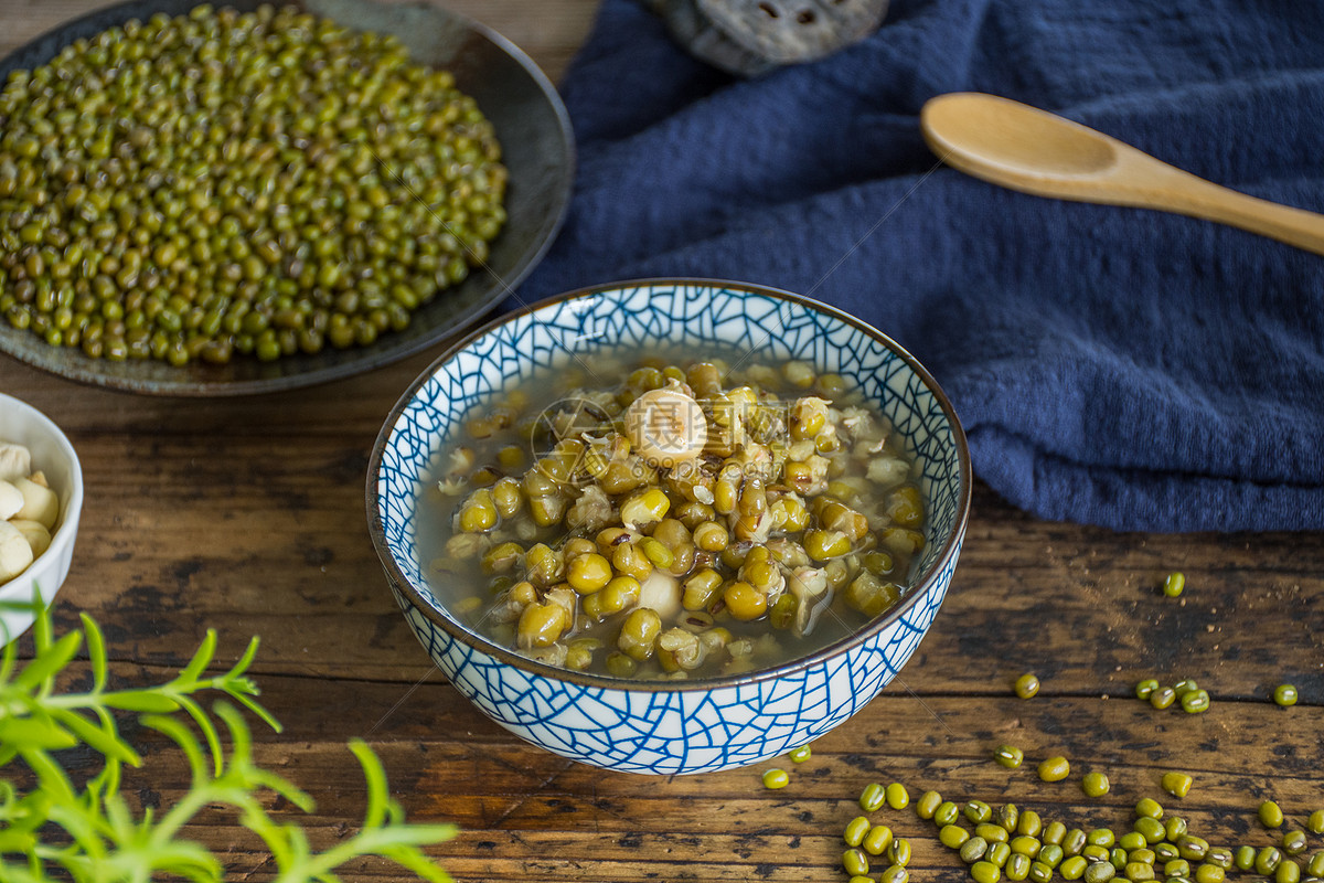 绿豆汤营养消暑食品小暑节气摄影图配图高清摄影大图-千库网