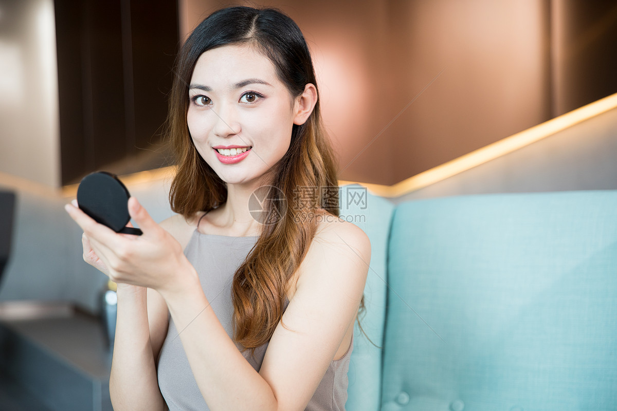 美女化妆补妆