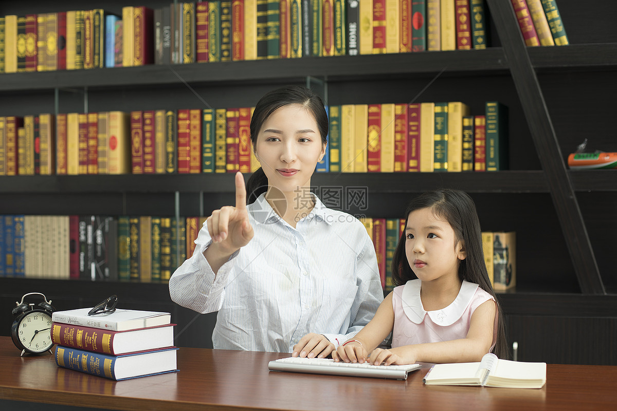 老师辅导女学生