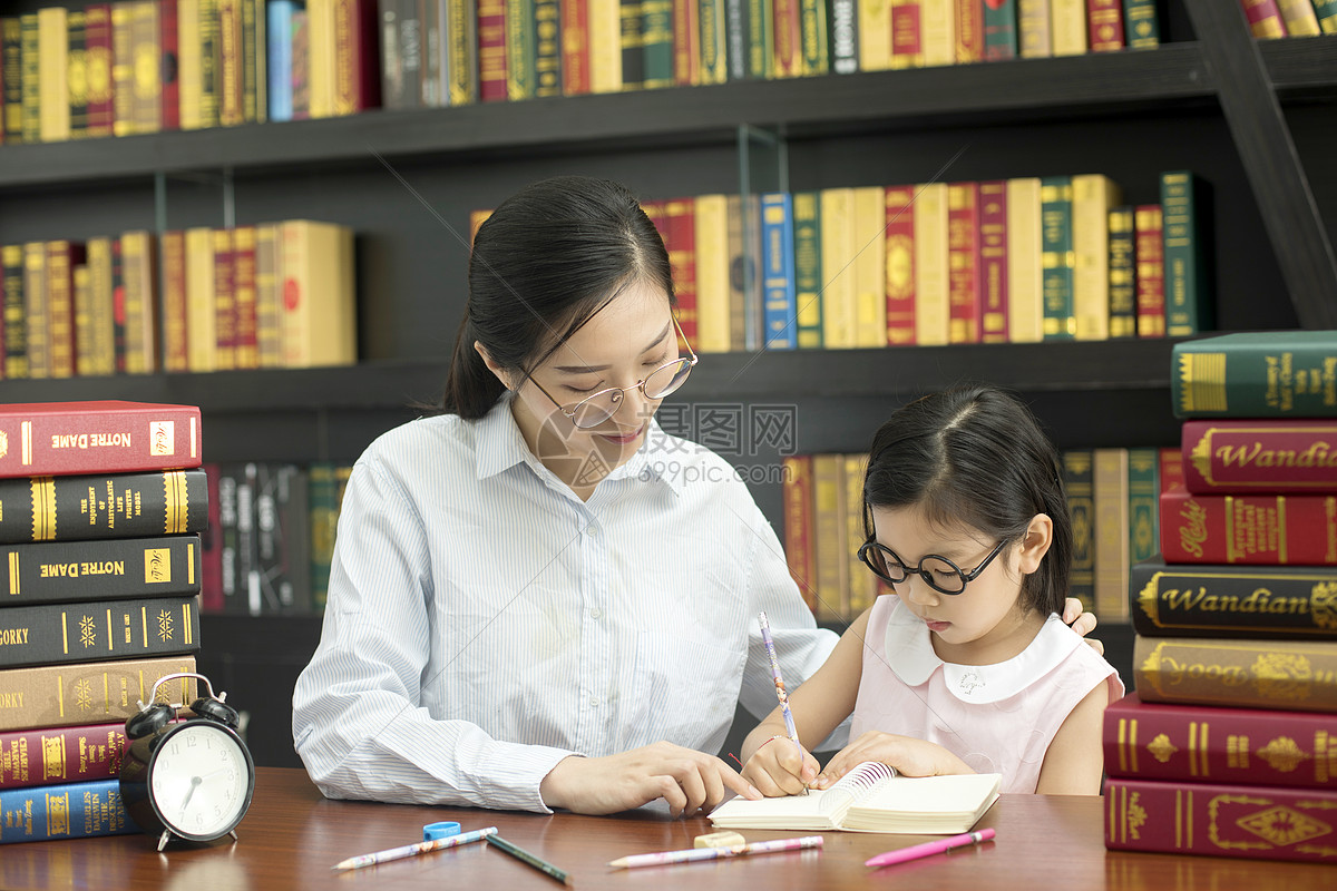 老师辅导学生功课