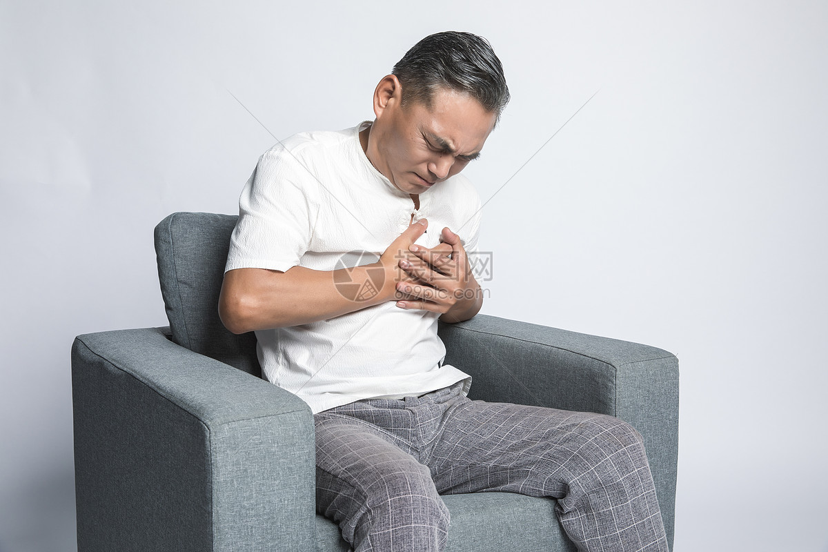 心脏痛的中年男人