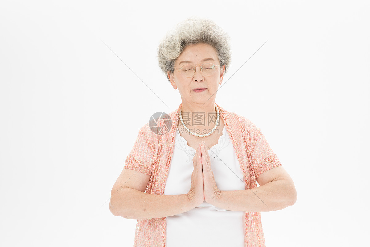 老年奶奶祈祷