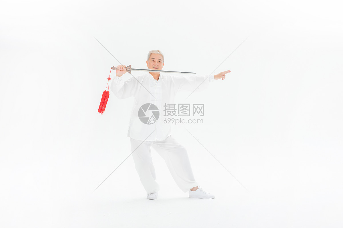 老年人舞剑