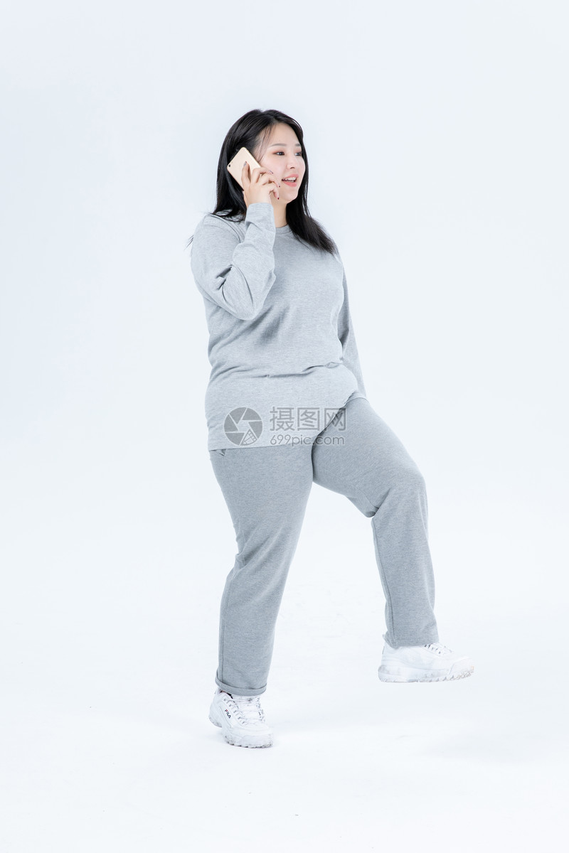 胖女生散步
