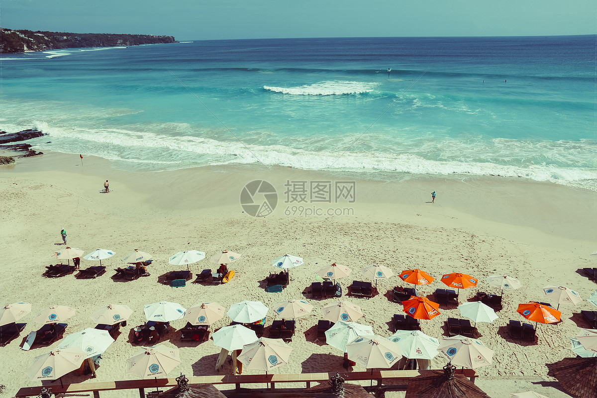 海滩上晒太阳的人