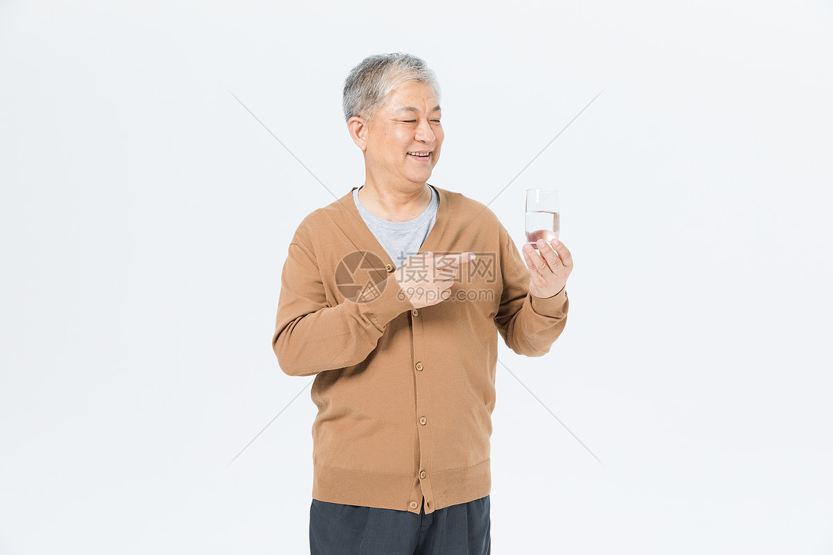老年男性喝酒形象
