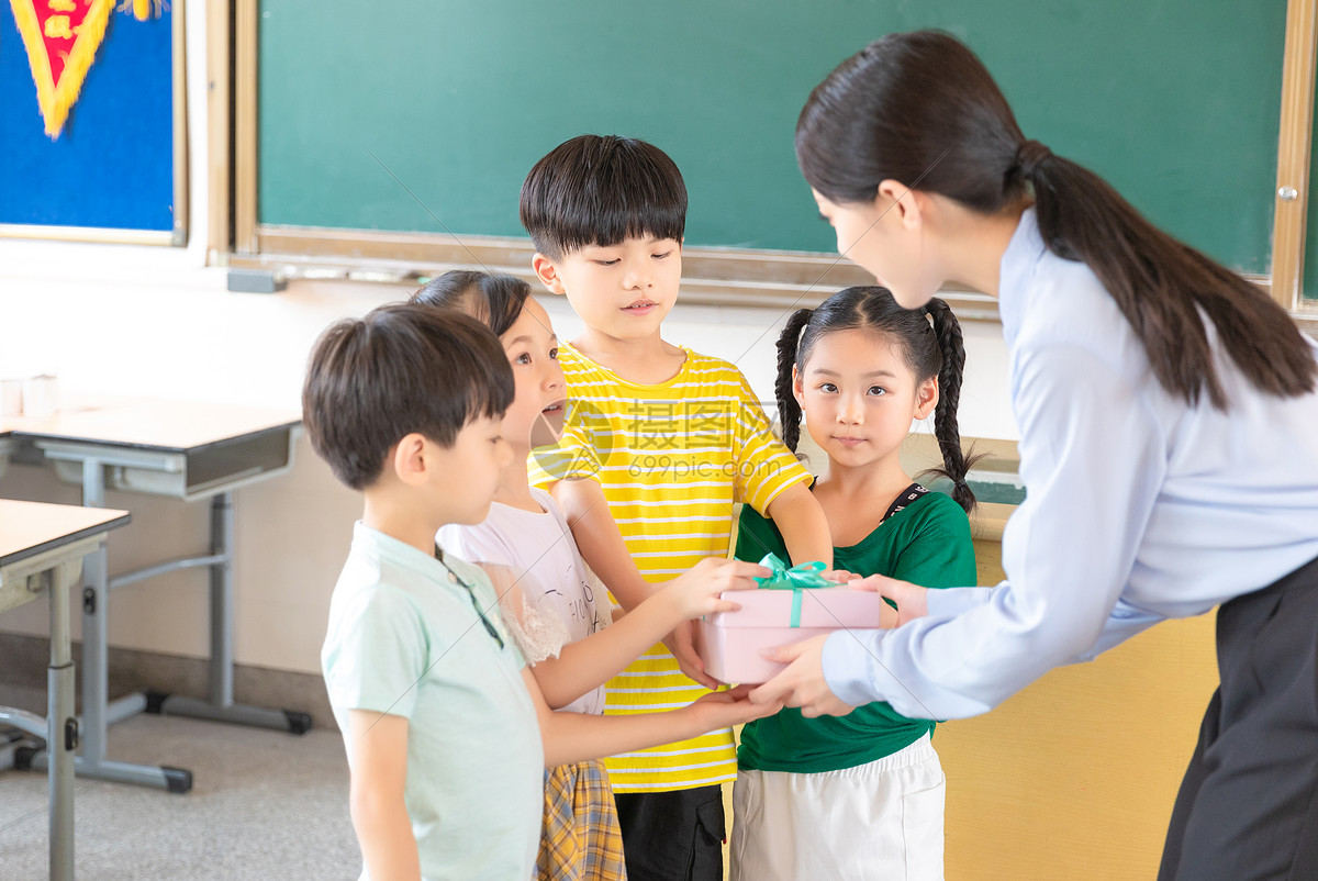 照片 教育文化 小学生送老师礼物.jpg