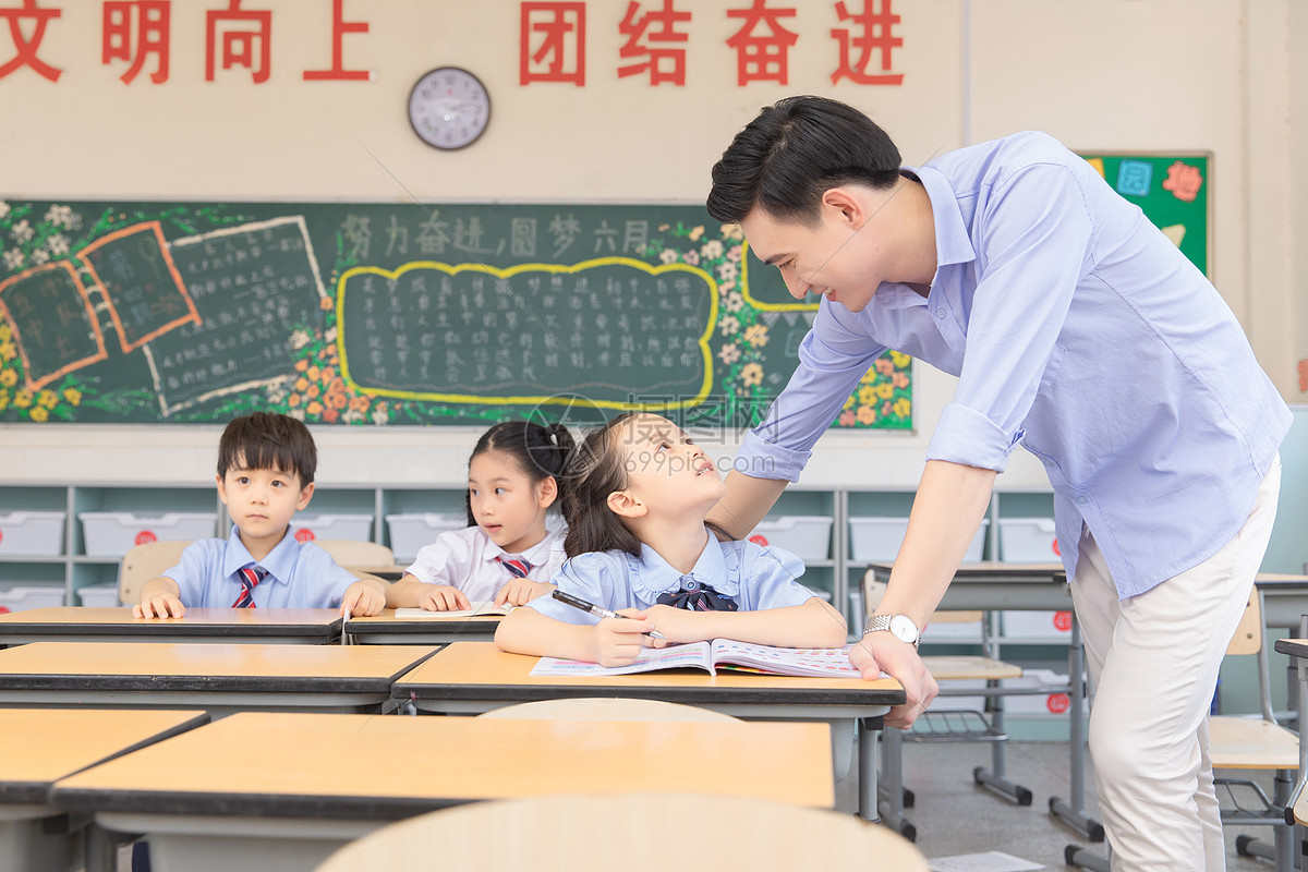 老师辅导学生