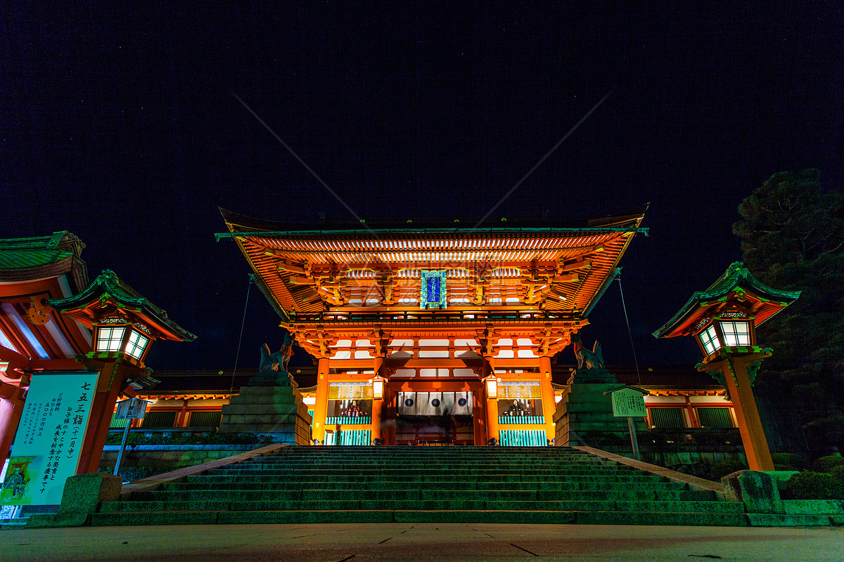 日本京都福建稻荷神社大门夜景