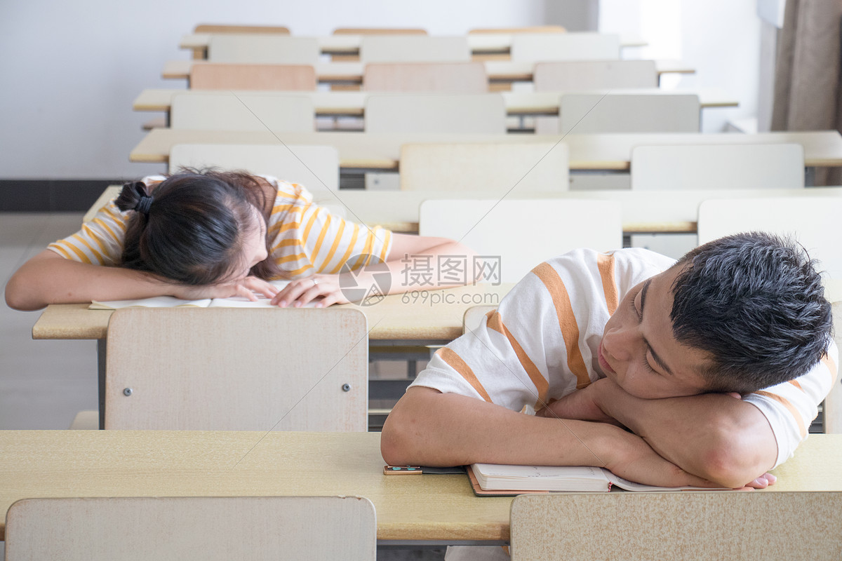 男生女生教室睡觉