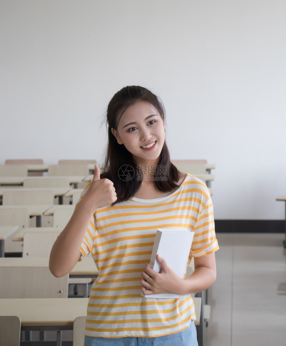 女生教室人像学生大学