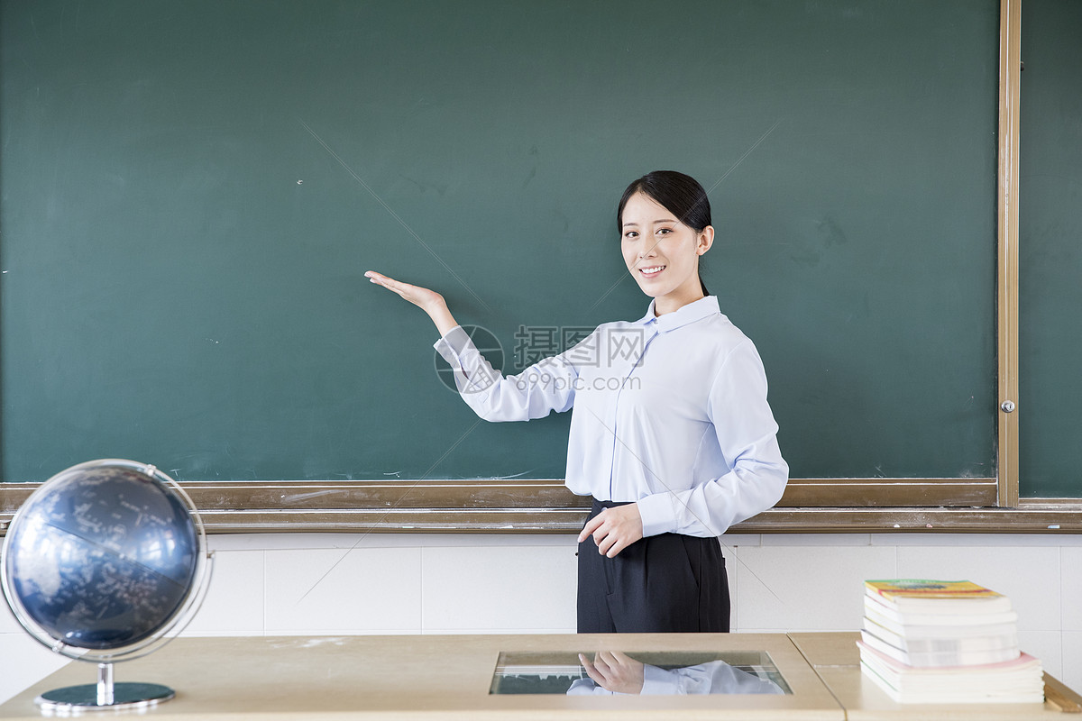 女教师上课