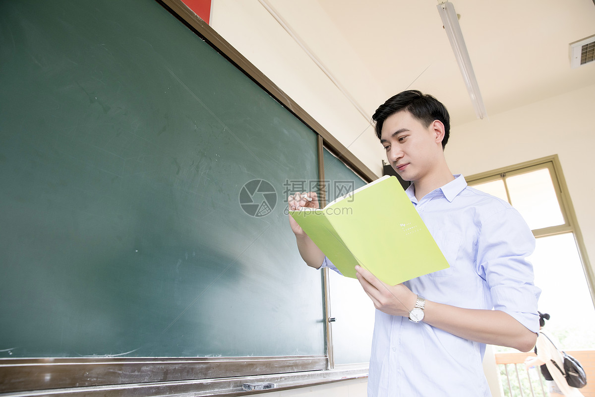 男教师上课