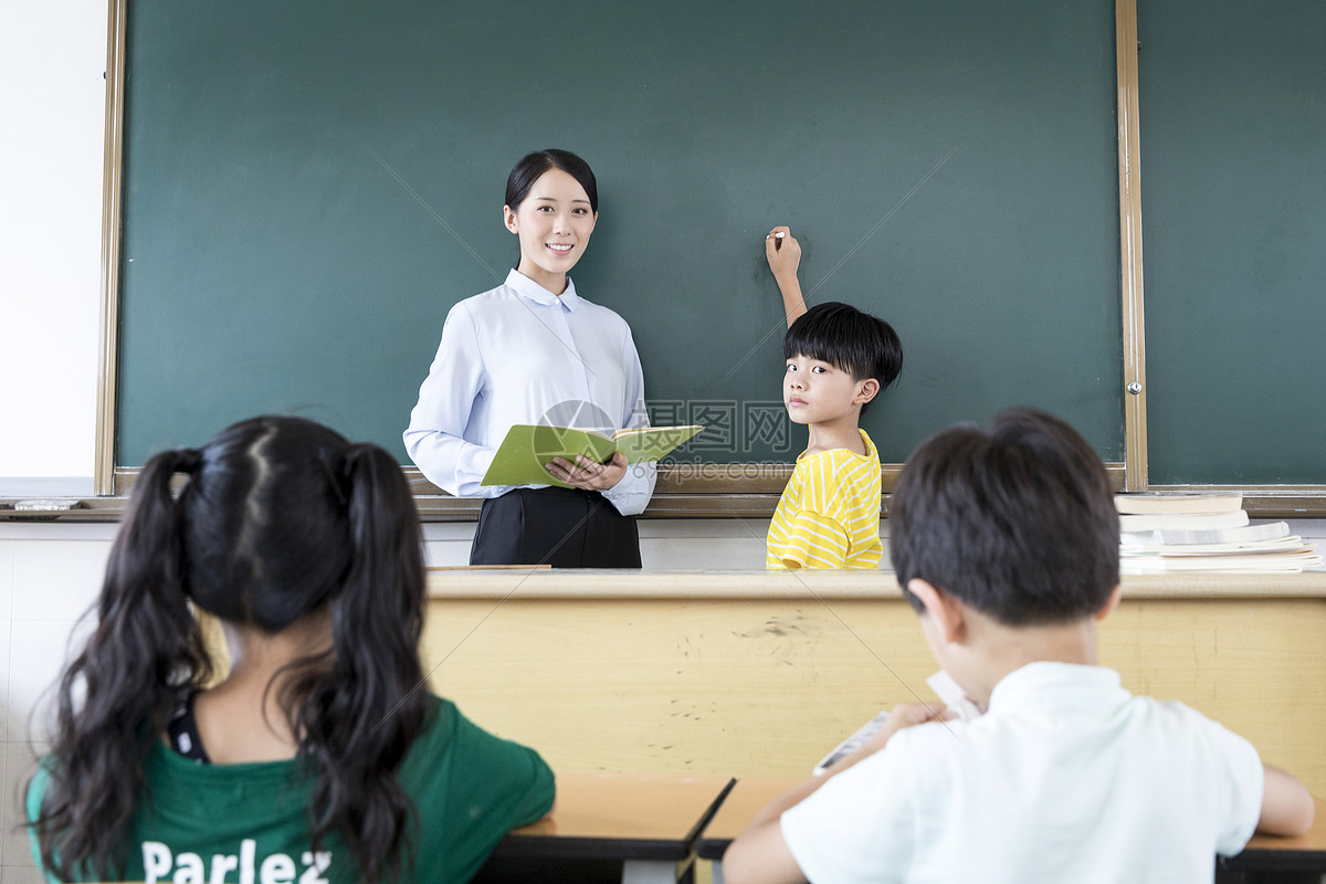 女教师上课小学生