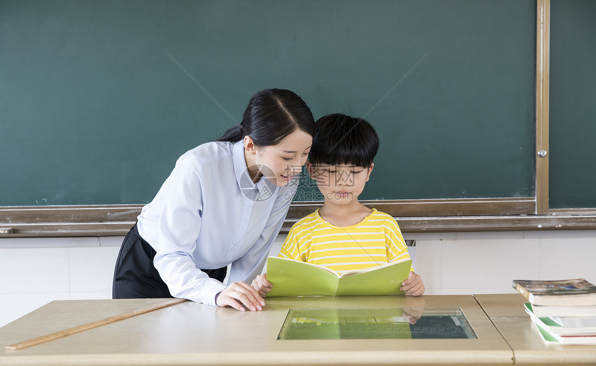 女教师上课小学生