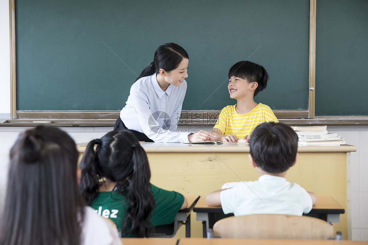 女教师上课小学生老师人物