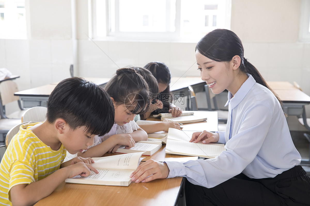 女教师指导学生学习