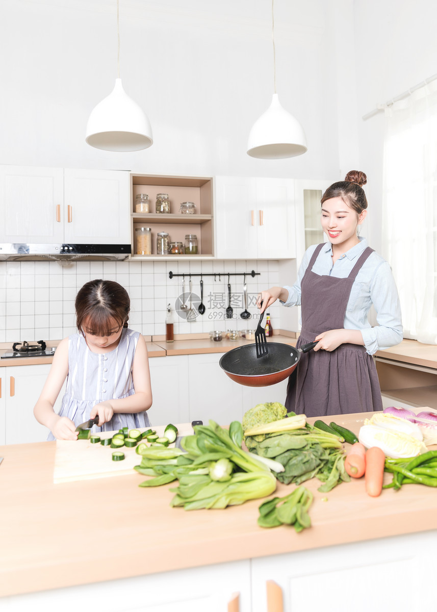 母子在厨房做饭