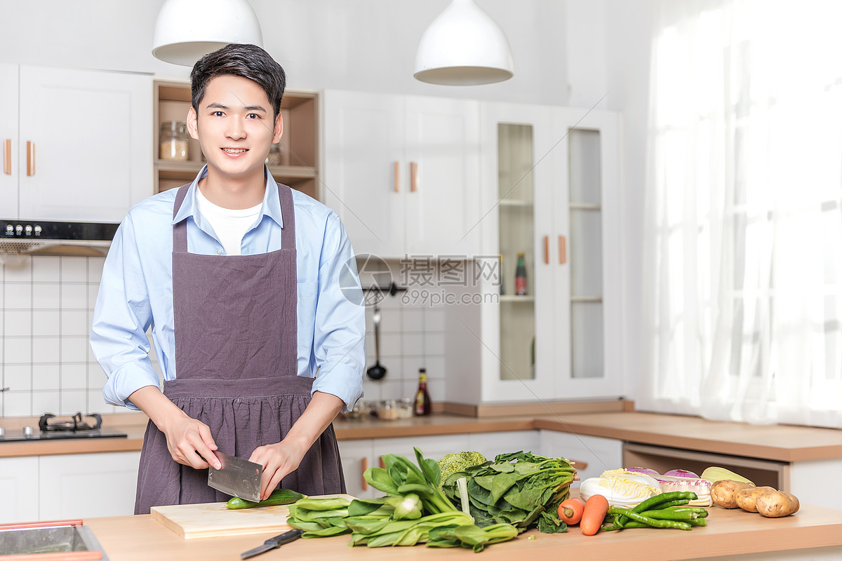 照片 人物情感 做饭的男生.